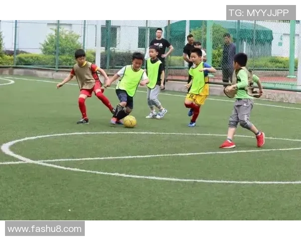 足球明星与普通人亲密互动的真实瞬间展现生活中的接地气魅力